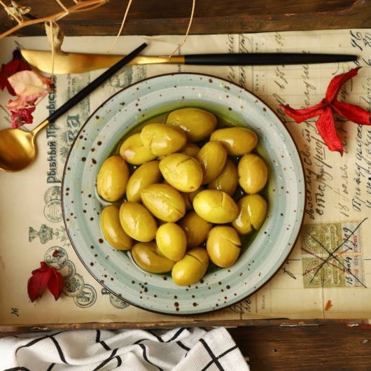Green Olives marinated with lemon and green pepper